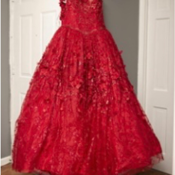 I am selling a Red Ariana Vara quincañera dress and has lights and a control. - Picture 2 of 3